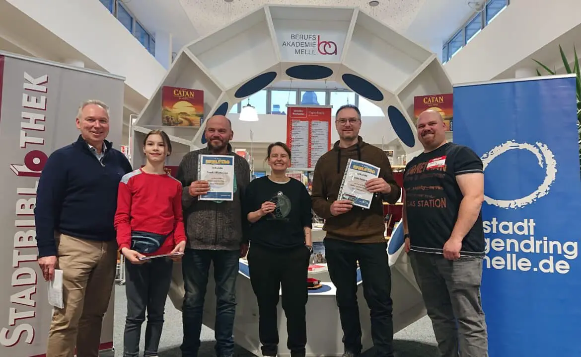 Während der Siegerehrung: Der Erste Stadtrat Andreas Dreier (links) und Peter Brune vom Stadtjugendring (rechts) zusammen mit (von links) Ronja Böhmer, Frank Wiechmann, Kornelia Orzeszek und Andreas Laskowski