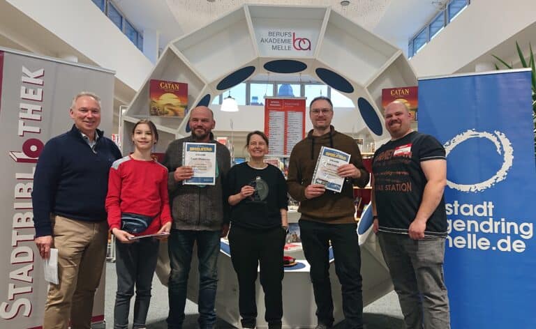 Während der Siegerehrung: Der Erste Stadtrat Andreas Dreier (links) und Peter Brune vom Stadtjugendring (rechts) zusammen mit (von links) Ronja Böhmer, Frank Wiechmann, Kornelia Orzeszek und Andreas Laskowski in Melle