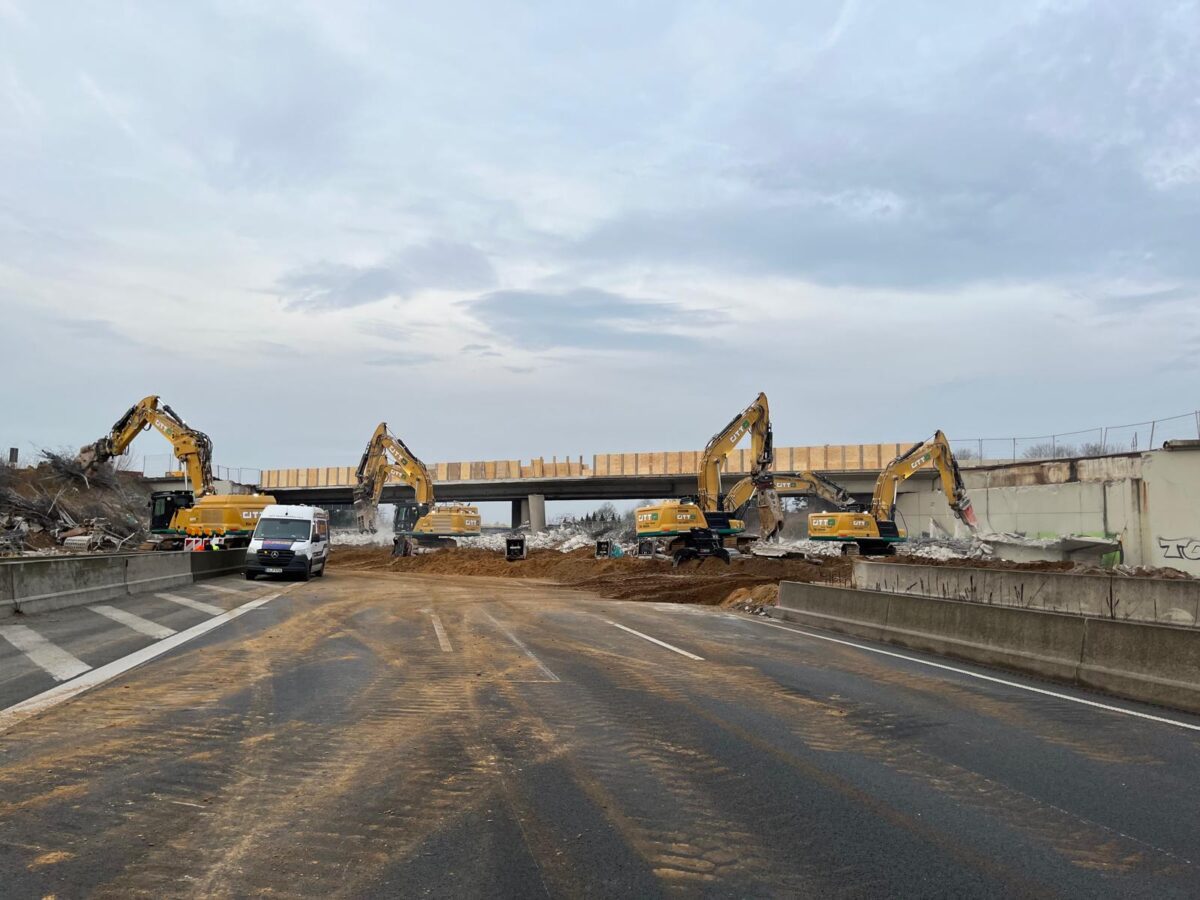 Die ersten Betonbrocken sind bereits frühmorgens in das vorbereitete Fallbett aus Sand gefallen, das die Fahrbahndecke vor Schäden schützt. / Foto: Autobahn Westfalen
