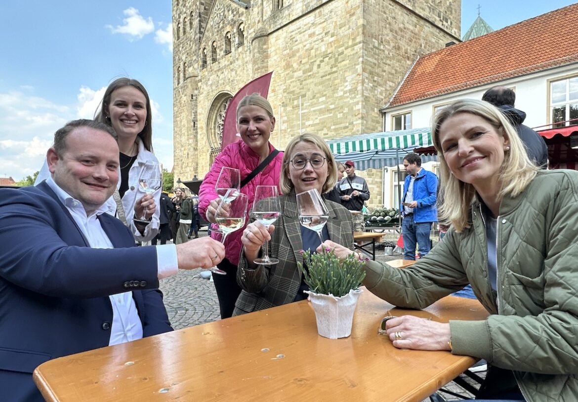 OB Katharina Pötter und das Team von Marketing Osnabrück (mO) beim ersten Abendmarkt