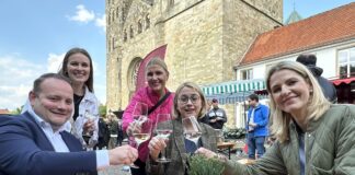 OB Katharina Pötter und das Team von Marketing Osnabrück (mO) beim ersten Abendmarkt