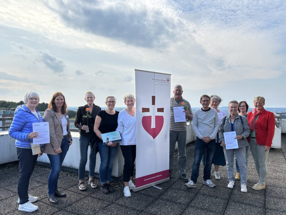 Erstmals hat am Franziskus-Hospital Harderberg ein Angehörigenkurs zur „Begleitung im Andersland“ stattgefunden. Die Teilnehmenden haben ihn nun erfolgreich abgeschlossen. / Foto: FHH