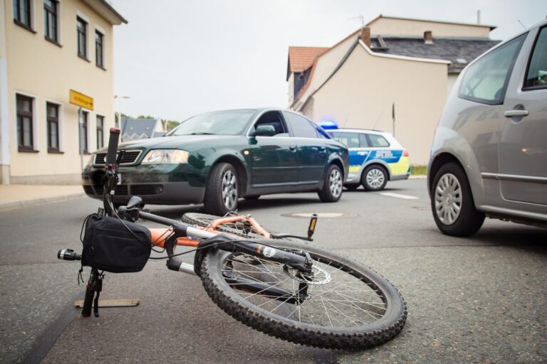 Fahrrad kollidiert mit Auto (Symbolbild) in Sonnenhügel