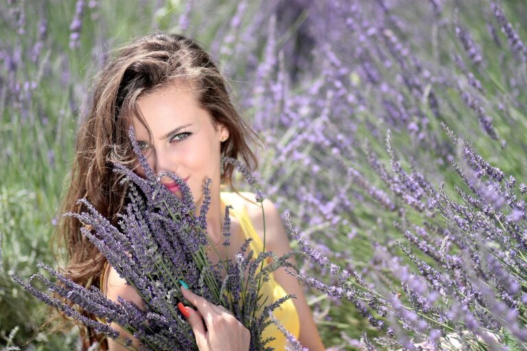 Frau im Lavendel-Feld