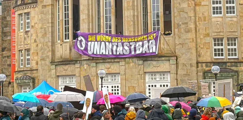 Banner mit Grundgesetzzitat vor dem Theater Osnabrück / Foto: Hinnerk Gramm