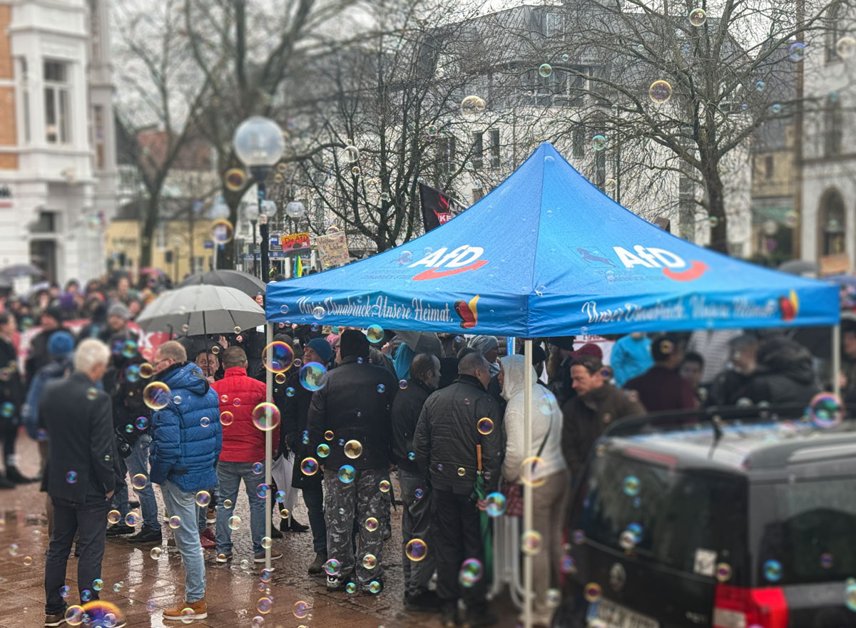 AfD-Infostand in Seifenblasen eingehüllt