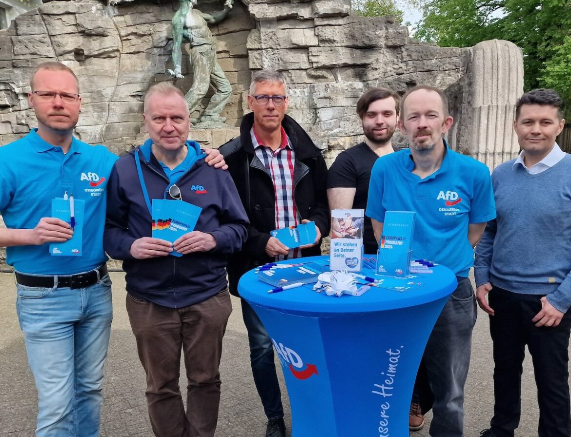 Vertreter der Osnabrücker AfD am Wahlkampfstand vor dem Haarmannsbrunnen