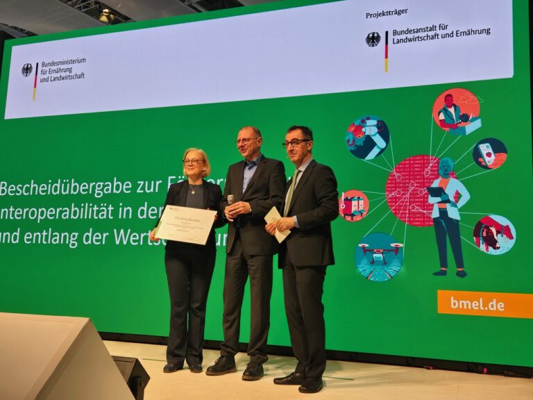 Bundeslandwirtschaftsminister Cem Özdemir (r.) mit Prof. Dr. Mary-Rose McGuire und Prof. Dr. Hans Schulte-Nölke. / Foto: Privat