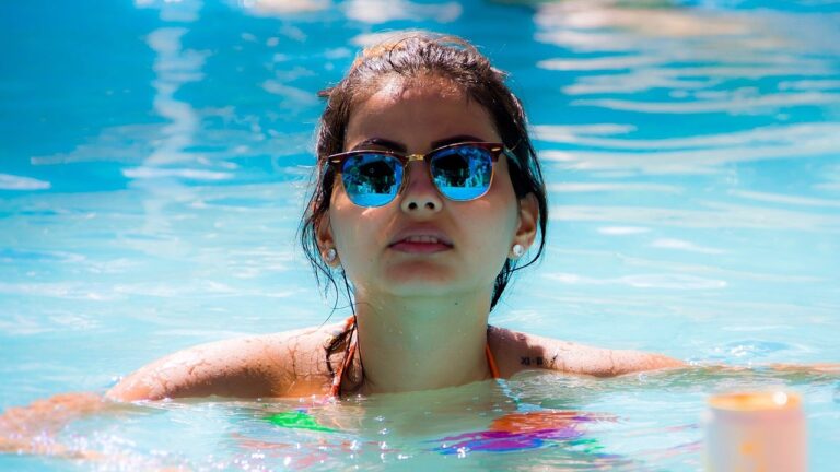 Frau im Swimmingpool