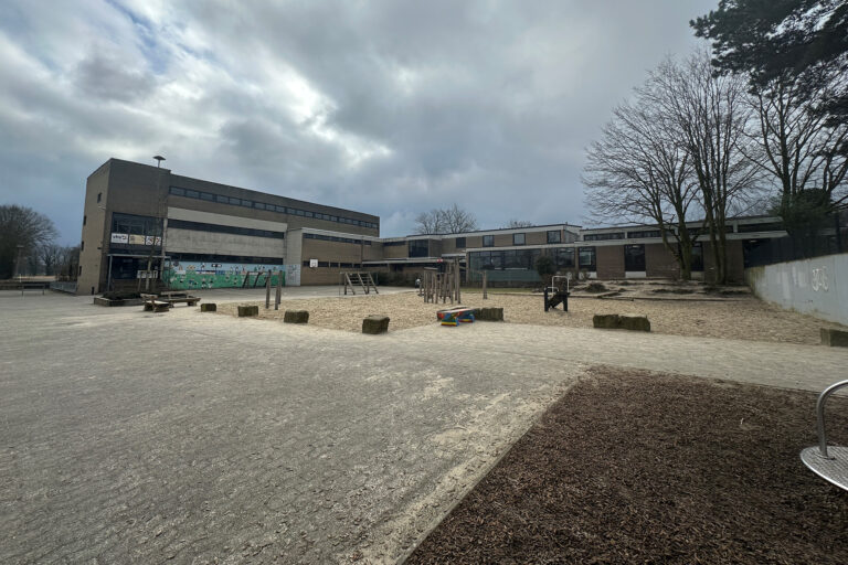 Erste Maßnahmen, wie das Entfernen von Büschen und Sträuchern am Rand des geplanten Baufeldes, sind bereits durchgeführt worden. Zum Ende des ersten Quartals soll mit den vorbereitenden Arbeiten für die Baustelle begonnen werden.