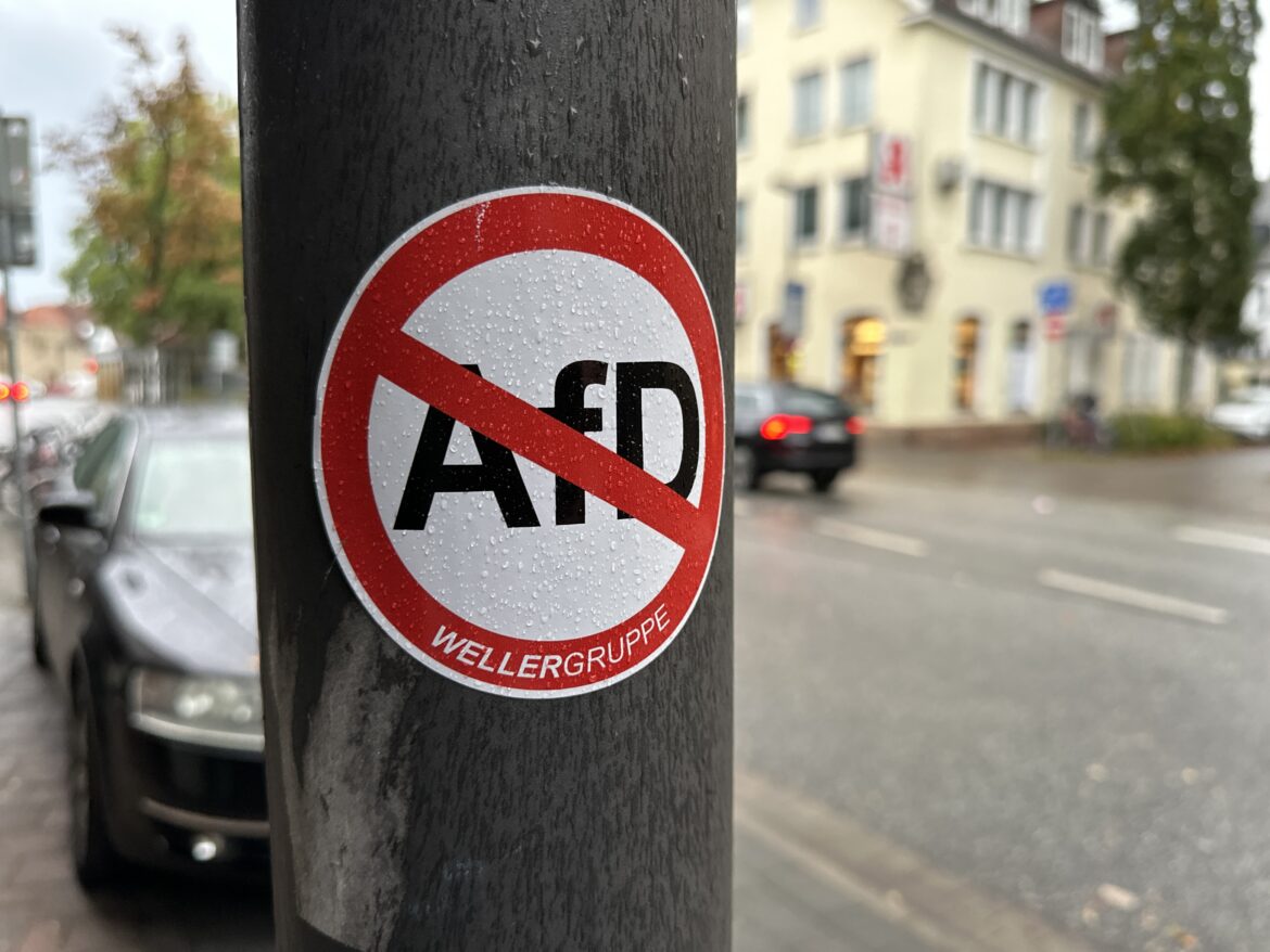 Anti-AfD-Aufkleber in der Lotter Straße. / Foto: Pohlmann