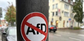 Anti-AfD-Aufkleber in der Lotter Straße. / Foto: Pohlmann