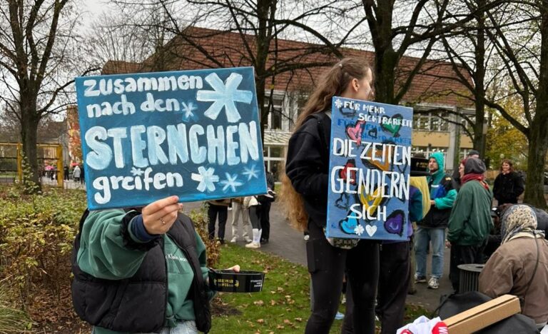 Für die Gegendemonstration wurden auch eigene Protest-Pappen mitgebracht