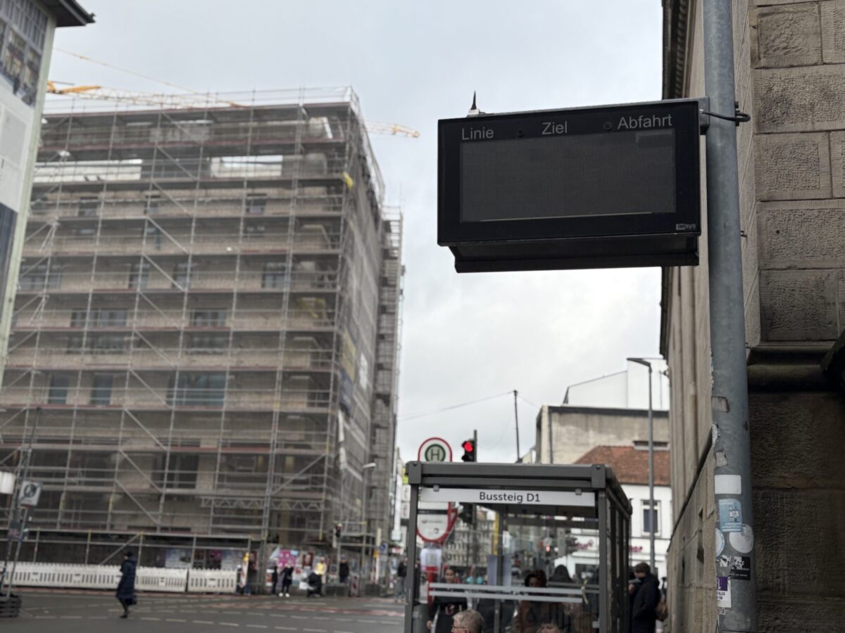Fehlerhaft oder ganz defekt: Hier stehen die kaputtesten Bus-Anzeigetafeln in der Region Osnabrück Anzeigetafel am Neumarkt