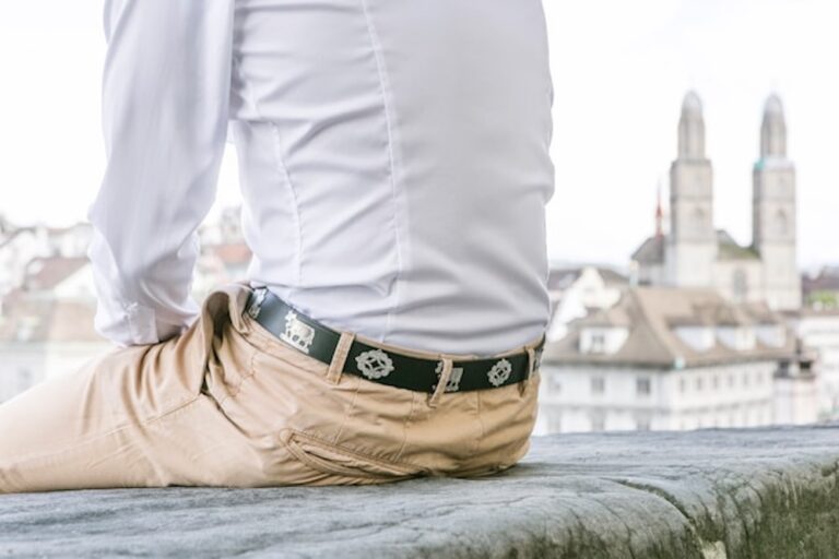 Mann mit Gürtel in der Hose