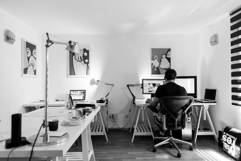 Mann am Arbeitsplatz (SW)