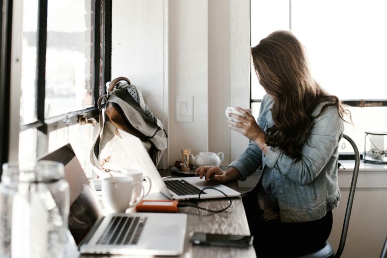 Immer weniger Mitarbeitende haben im Büro einen festen Arbeitsplatz. Desk Sharing immer mehr zum Standard. Bildquelle: @ Andrew Neel / Unsplash.com
