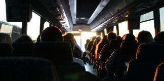 Reisebus Fahrgäste bei Nacht