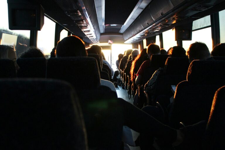 Reisebus Fahrgäste bei Nacht
