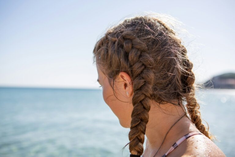 Frau mit Zöpfen am Strand der Insel Elba