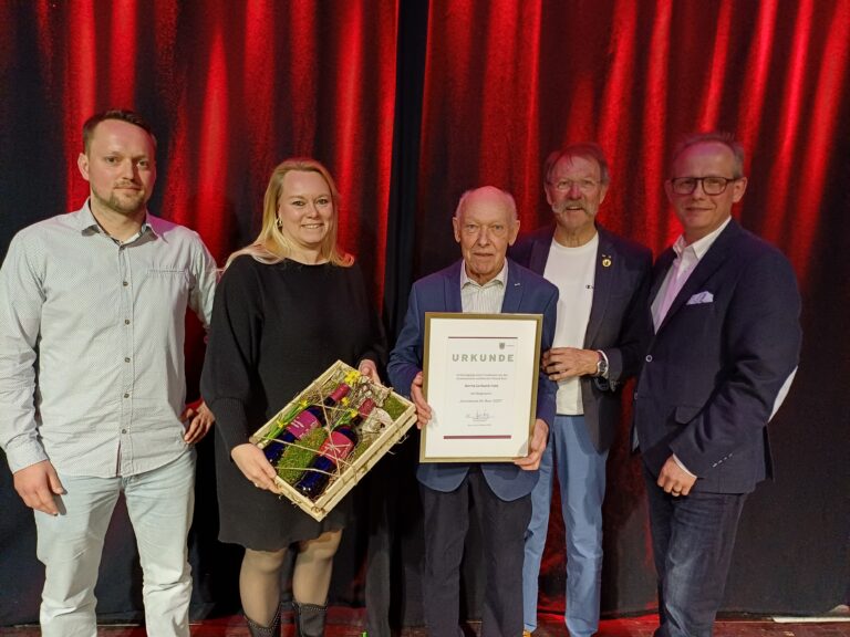 Nach der Ehrung des Posaunenchores: (von links) Michael Saffran, Jutta Dettmann, Gerhard Frenzel, Dirk Kath, Sandra Senftleben. Wilhelm Hunting und Matthias Hasselblatt. Foto: Stadt Melle