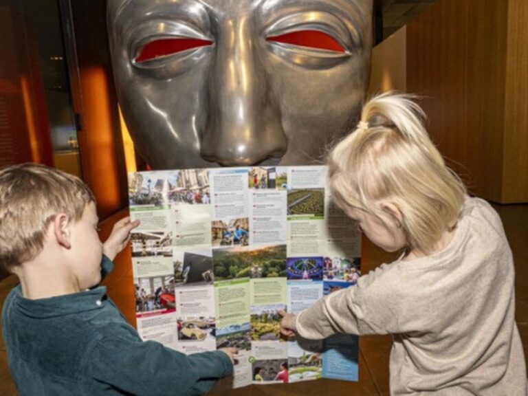 : Familie mit der Ausflugskarte im Museum und Park Kalkriese