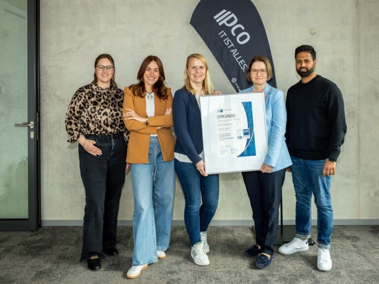 Auszeichnung mit dem IHK-Qualitätssiegel „TOP Ausbildung“ (v. l.): VWA-Projektleiterin Kristin auf der Masch, Laura Bröcker, Personalabteilung, Jessica Werries, Leiterin der Personalabteilung, IHK-Geschäftsbereichsleiterin Juliane Hünefeld-Linkermann und Leynen Vincent Jeyaras, Technik und Ausbildung der pco GmbH & Co. KG