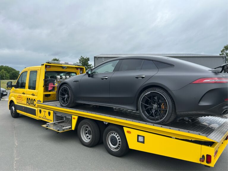 Luxusauto wird abtransportiert
