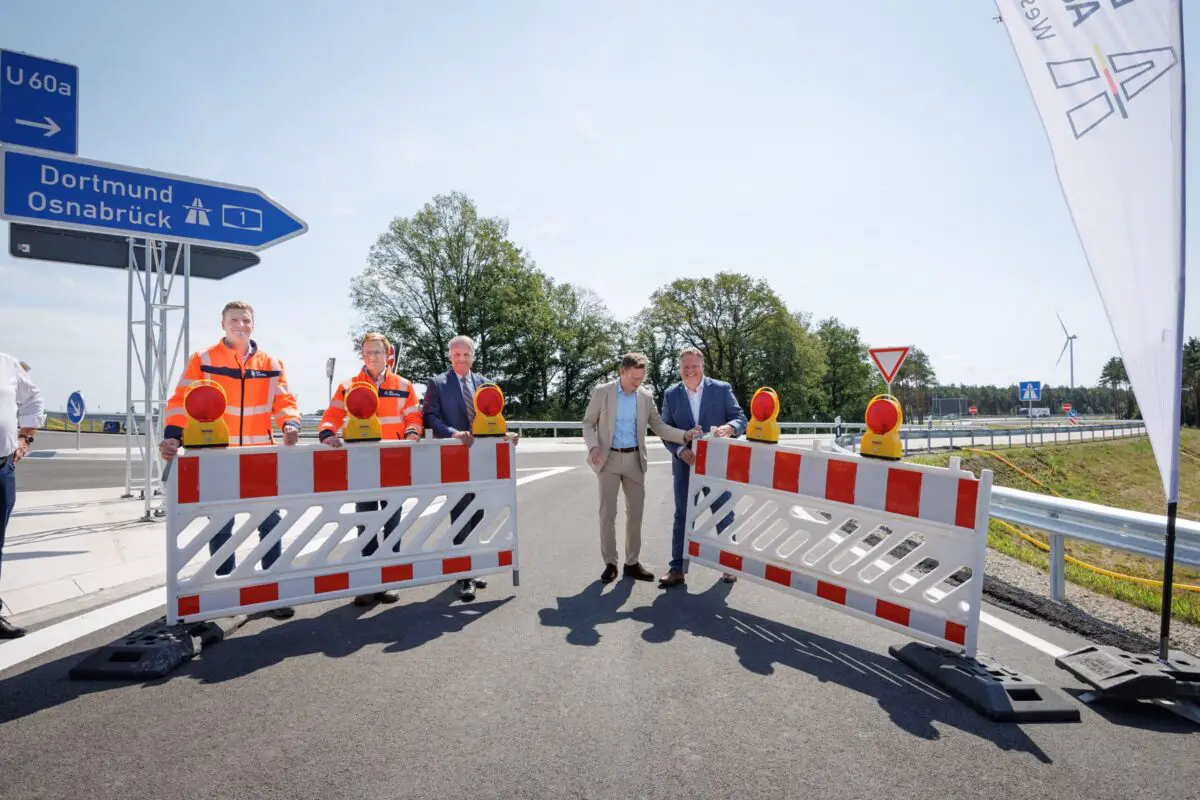 Öffnen gemeinsam die neue Anschlussstelle Rieste (v. l.): Aus der Außenstelle Osnabrück der Autobahn Westfalen sind Sebastian Steer, Teamleiter Straßenbau, Philip Overbeck, Geschäftsbereichsleiter Bau und Erhaltung und Burkhard Pott, Leiter der Außenstelle Osnabrück dabei sowie Vertreter der beteiligten Landkreise: Thomas Könnecker, Kreisrat Landkreis Osnabrück und Tobias Gerdesmeyer, Landrat Landkreis Vechta. / Foto: Autobahn Westfalen