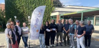 Vertreterinnen und Vertreter der Hagener Wunder-Werkstatt überreichen Spenden in Höhe von viermal 500 Euro an regionale Zeltlager.