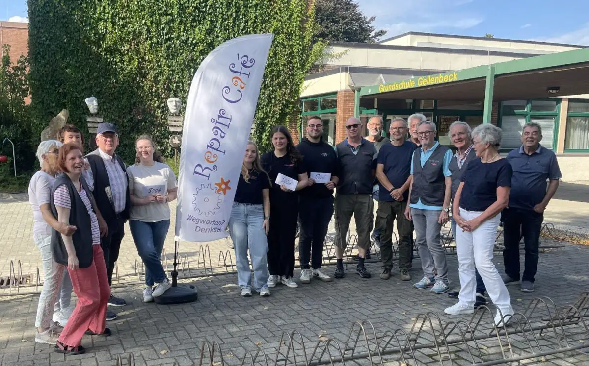 Vertreterinnen und Vertreter der Hagener Wunder-Werkstatt überreichen Spenden in Höhe von viermal 500 Euro an regionale Zeltlager.