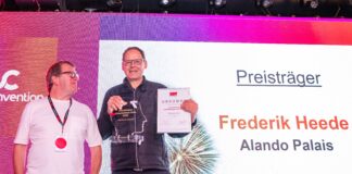 Frederik Heede (r.) nimmt den Preis entgegen. / Foto: Tanja Brückner, tanjabrueckner.de