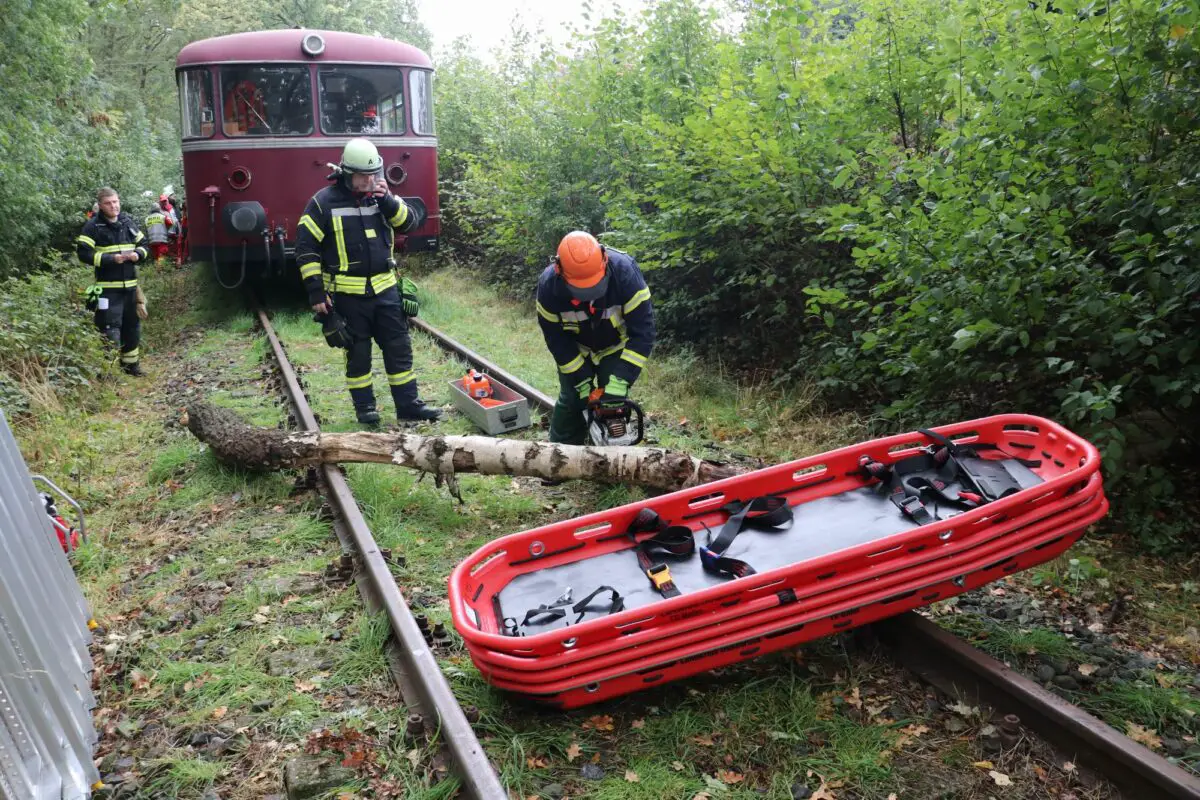 Großübung der Kreisfeuerwehr Osnabrück: Zugunfall mit zahlreichen Verletzten geprobt Auch Teil der Bahnübung: Ein Baumstamm auf dem Gleis. / Foto: Kreisfeuerwehr Osnabrück