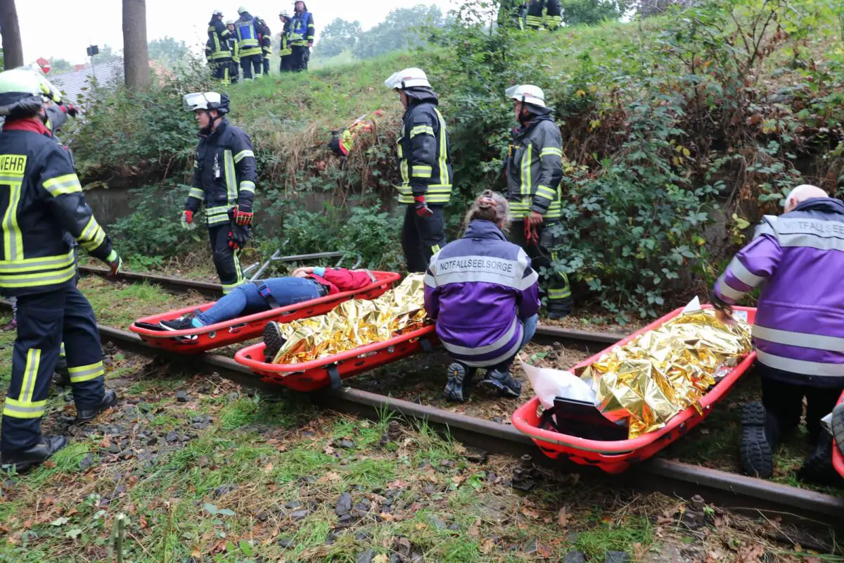 Großübung der Kreisfeuerwehr Osnabrück: Zugunfall mit zahlreichen Verletzten geprobt Bei der Übung mussten auch Verletzte transportiert werden. / Foto: Kreisfeuerwehr Osnabrück