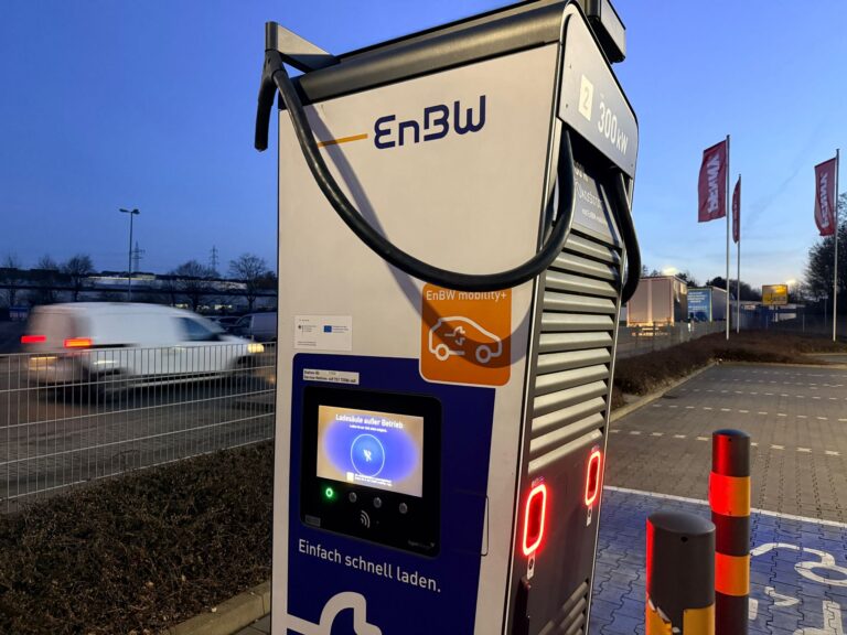 Das Kupferkabel wurde abgeschnitten, die Ladestation ist außer Betrieb. / Foto: Pohlmann in Georgsmarienhütte