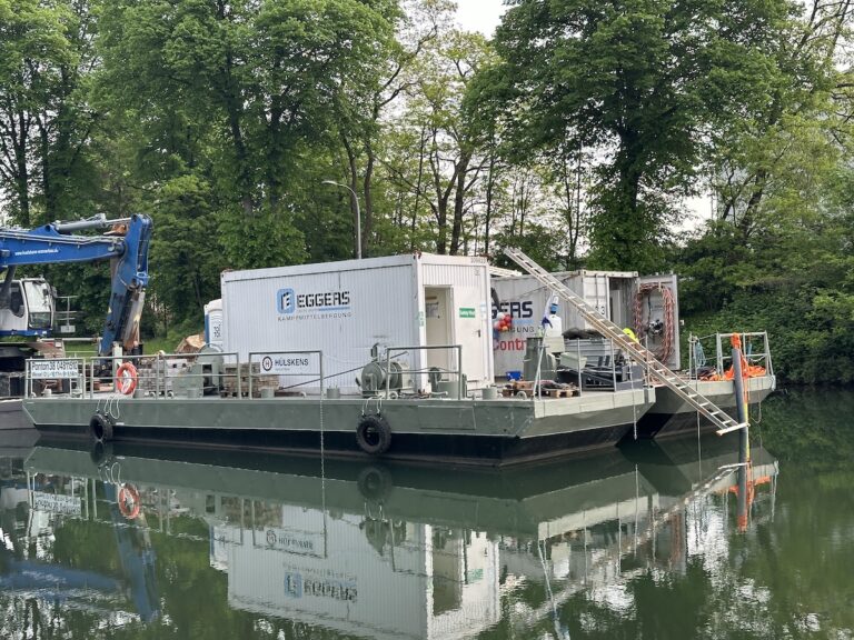 Bergungs-Boot im Stichkanal