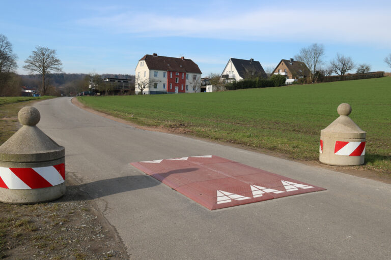 Die Durchfahrt für Verkehrsteilnehmerinnen und Verkehrsteilnehmer ist auf der Straße eindeutig geregelt. Für PKW und LKW ist eine Durchfahrt verboten. Anliegerinnen und Anlieger sowie Radfahrende können passieren.