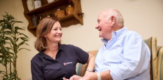 Die Malteser suchen Unterstützung bei der Begleitung von Seniorinnen und Senioren. / Foto: Joachim Stretz, Malteser