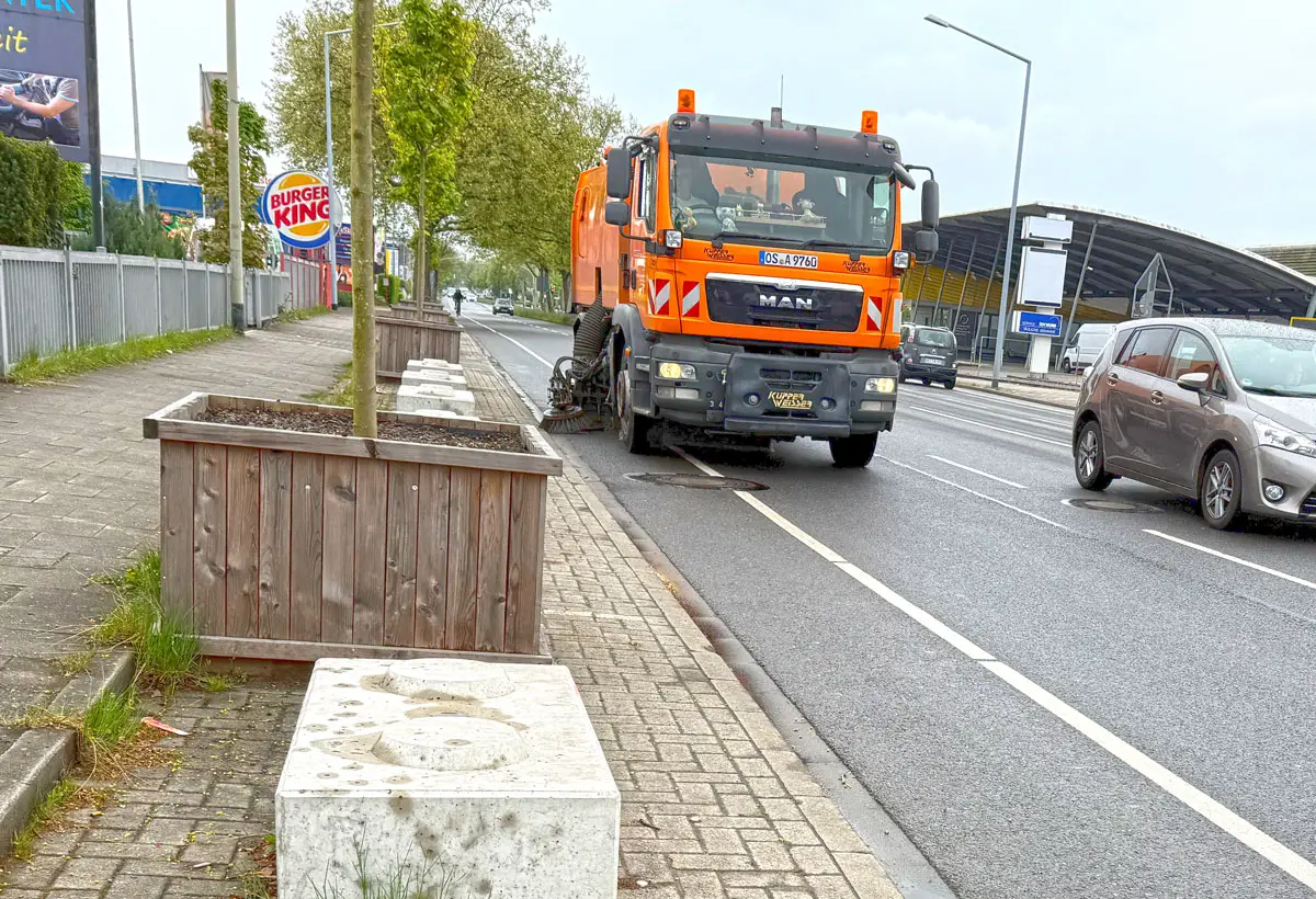 Die Besen der Kehrmaschinen des OSB kehren nicht bis zu den Betonpollern