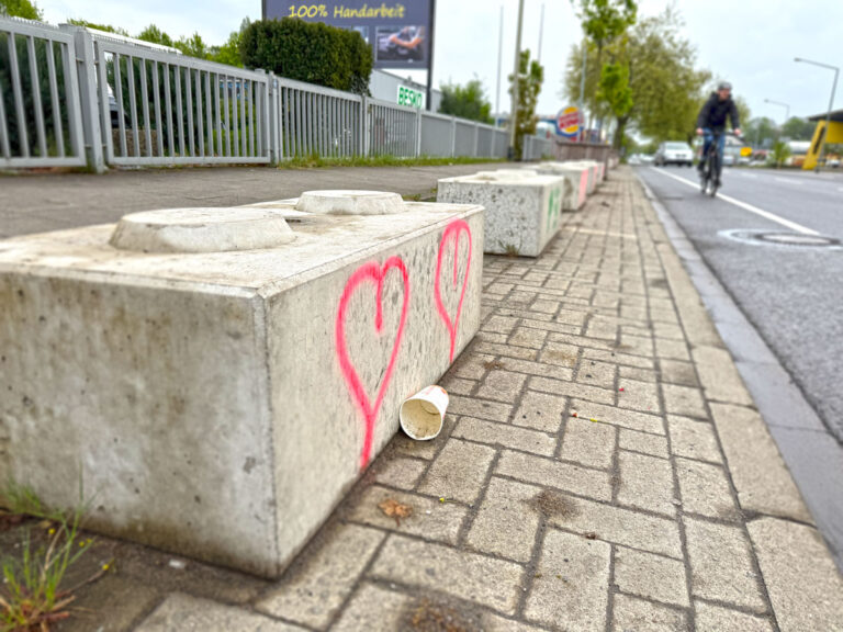 Betonpoller mit Herzchen an der Page