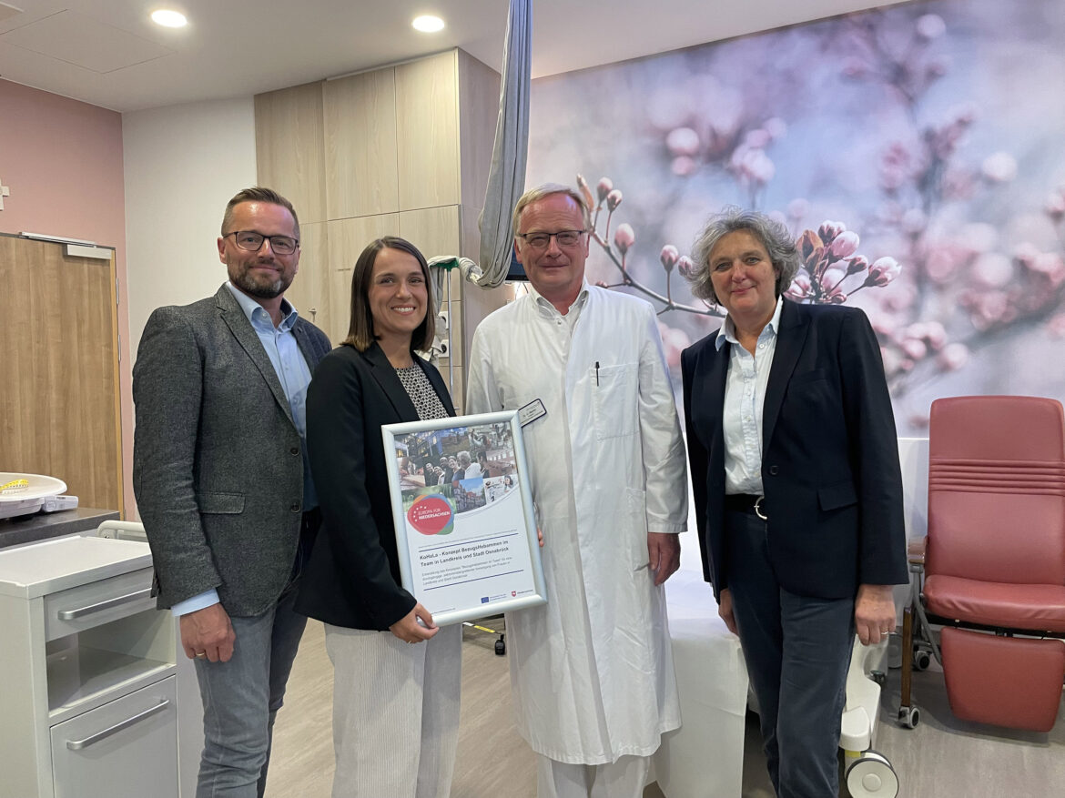 Über das gemeinsame Projekt „Bezugshebammen im Team“ für werdende Mütter freuen sich (von links) Lars Klenke (Barmer), Anna-Maria Bruhn (Hochschule Osnabrück), Dr. Götz Menke (MHO-Chefarzt Gynäkologie und Geburtshilfe) und Prof. Dr. Friederike zu Sayn-Wittgenstein-Hohenstein (Hochschule Osnabrück). / Foto: MHO, Laumann