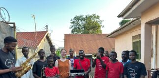 Schon bei ihrer Ankunft wurde Sara Gmeinweiser musikalisch begrüßt. / Foto: Sara Gmeinweiser