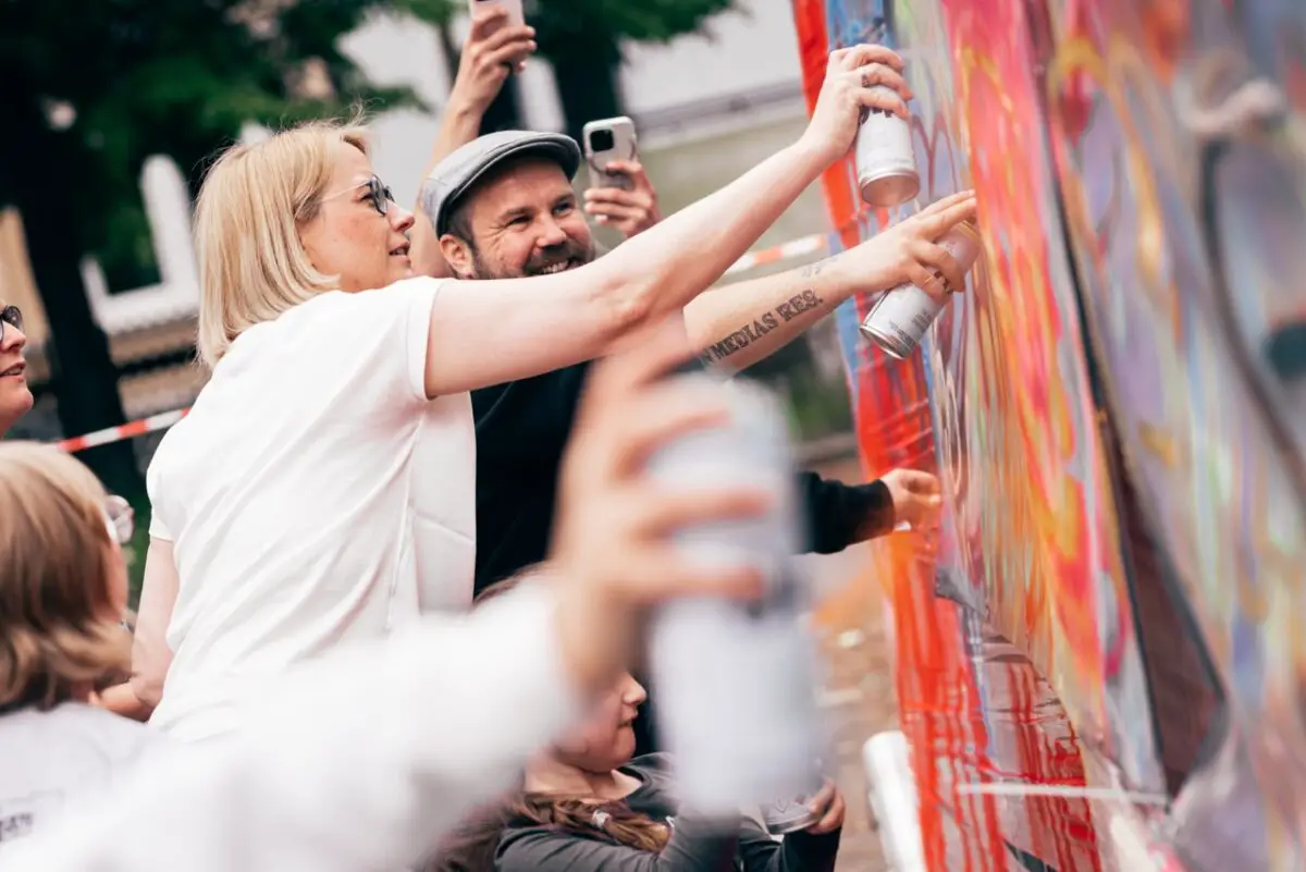 Katharina Pötter hilft beim Graffiti