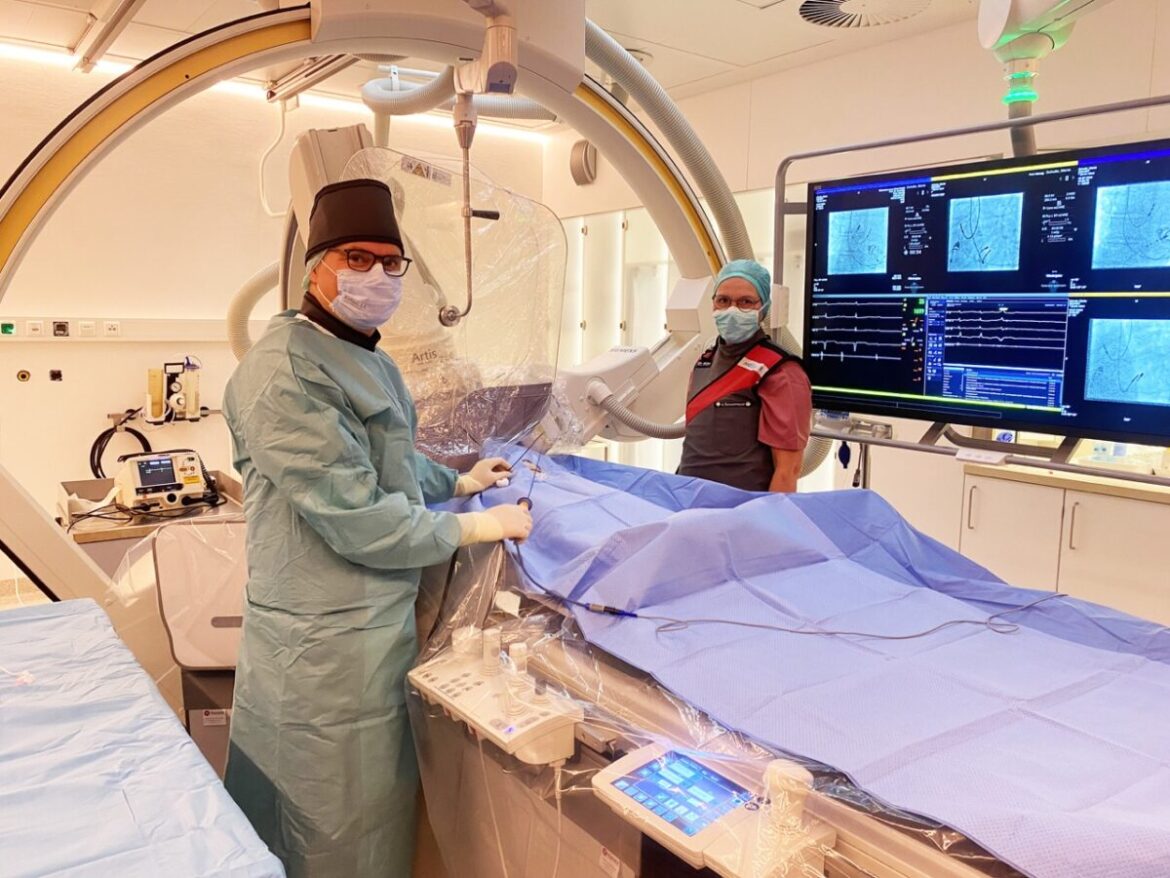 Chefarzt Prof. Dr. Gerold Mönnig (links) führt den ersten Eingriff in dem umgebauten Herzkatheter-Labor mit der neuen Röntgen-Anlage gemeinsam mit Herzkatheter-Labor-Pflegekraft Anke Bunselmeyer durch. / Foto: Schüchtermann-Klinik