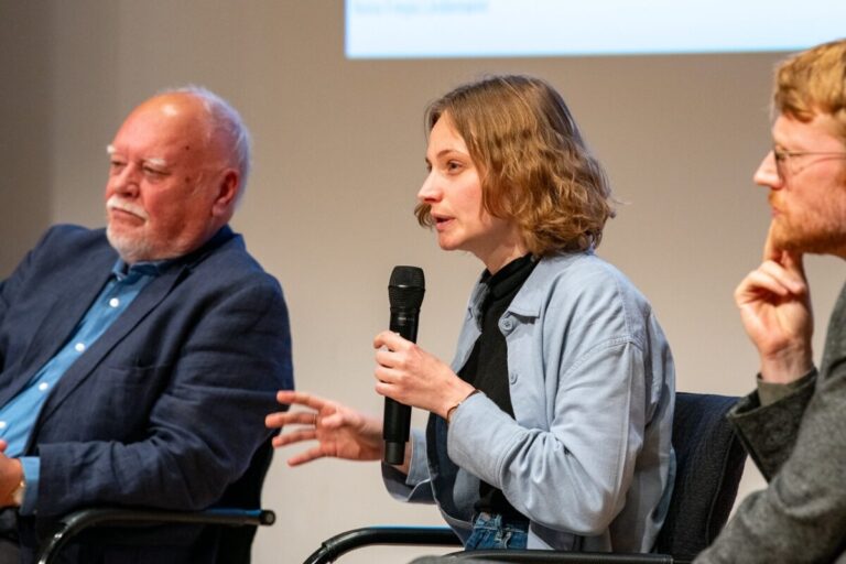 Nora Lindemann bei einem Talk über menschliche Beziehungen zu KI.