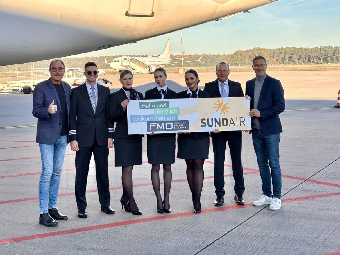 Die Crew des Erstfluges nach Fuerteventura um Kapitän Martin Thiel (2.v.r.) wurde am FMO herzlich von FMO-Marketingleiter Andrés Heinemann (r.) und Detlef Döbberthin (l.), FMO Aviation Marketing, empfangen. / Foto: FMO