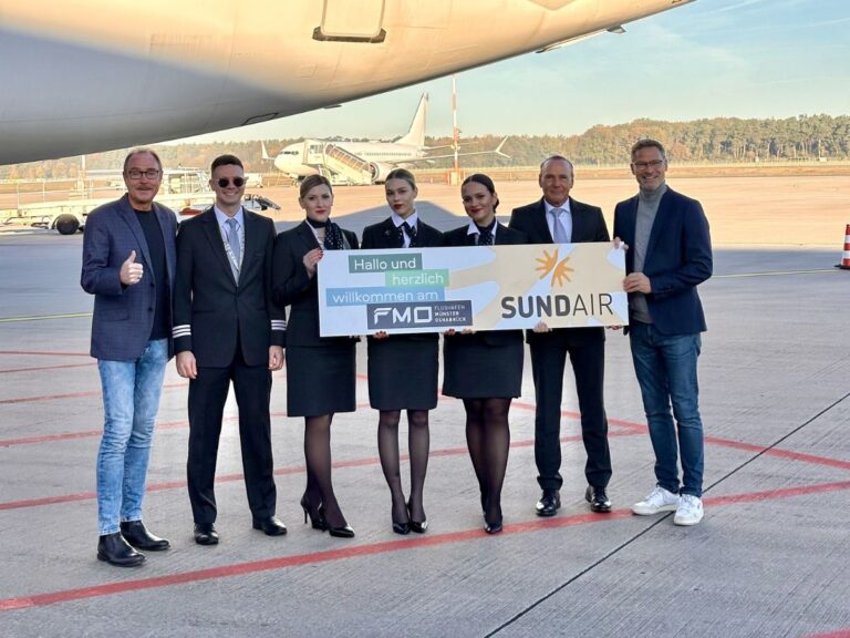 Die Crew des Erstfluges nach Fuerteventura um Kapitän Martin Thiel (2.v.r.) wurde am FMO herzlich von FMO-Marketingleiter Andrés Heinemann (r.) und Detlef Döbberthin (l.), FMO Aviation Marketing, empfangen. / Foto: FMO