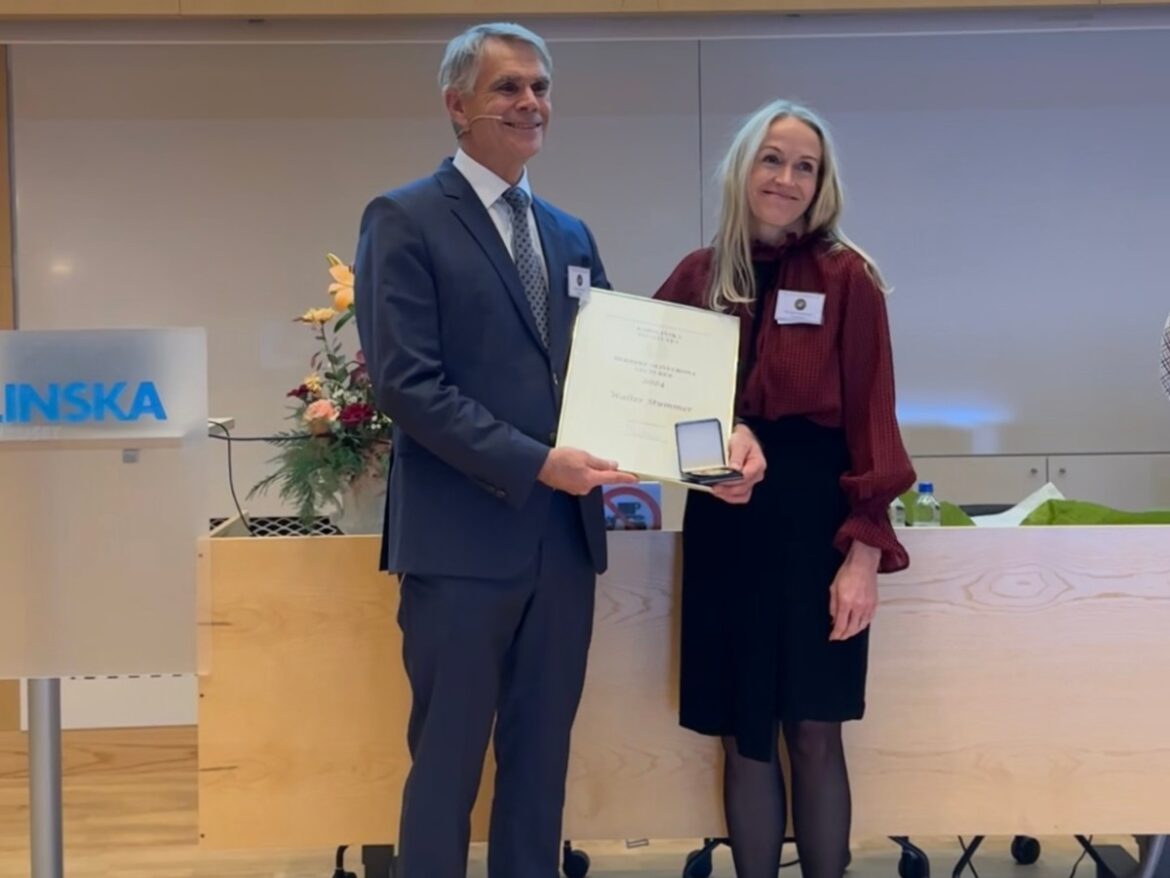 Prof. Dr. Walter Stummer bei der Verleihung des Olivecrona-Preis mit Prof. Margret Jensdottir, Präsidentin der Schwedischen Gesselschaft für Neurochirurgie. / Foto: Klinikum Osnabrück