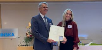 Prof. Dr. Walter Stummer bei der Verleihung des Olivecrona-Preis mit Prof. Margret Jensdottir, Präsidentin der Schwedischen Gesselschaft für Neurochirurgie. / Foto: Klinikum Osnabrück