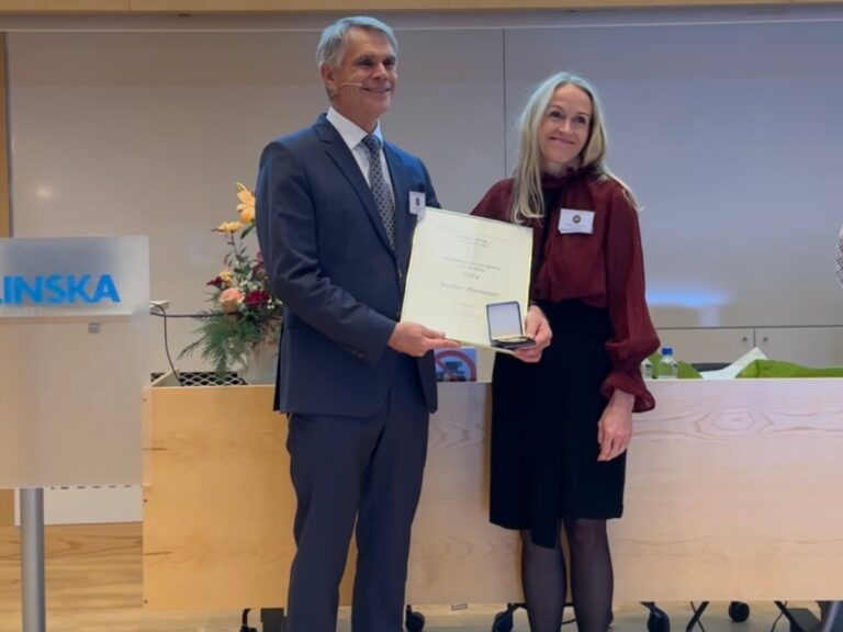 Prof. Dr. Walter Stummer bei der Verleihung des Olivecrona-Preis mit Prof. Margret Jensdottir, Präsidentin der Schwedischen Gesselschaft für Neurochirurgie. / Foto: Klinikum Osnabrück